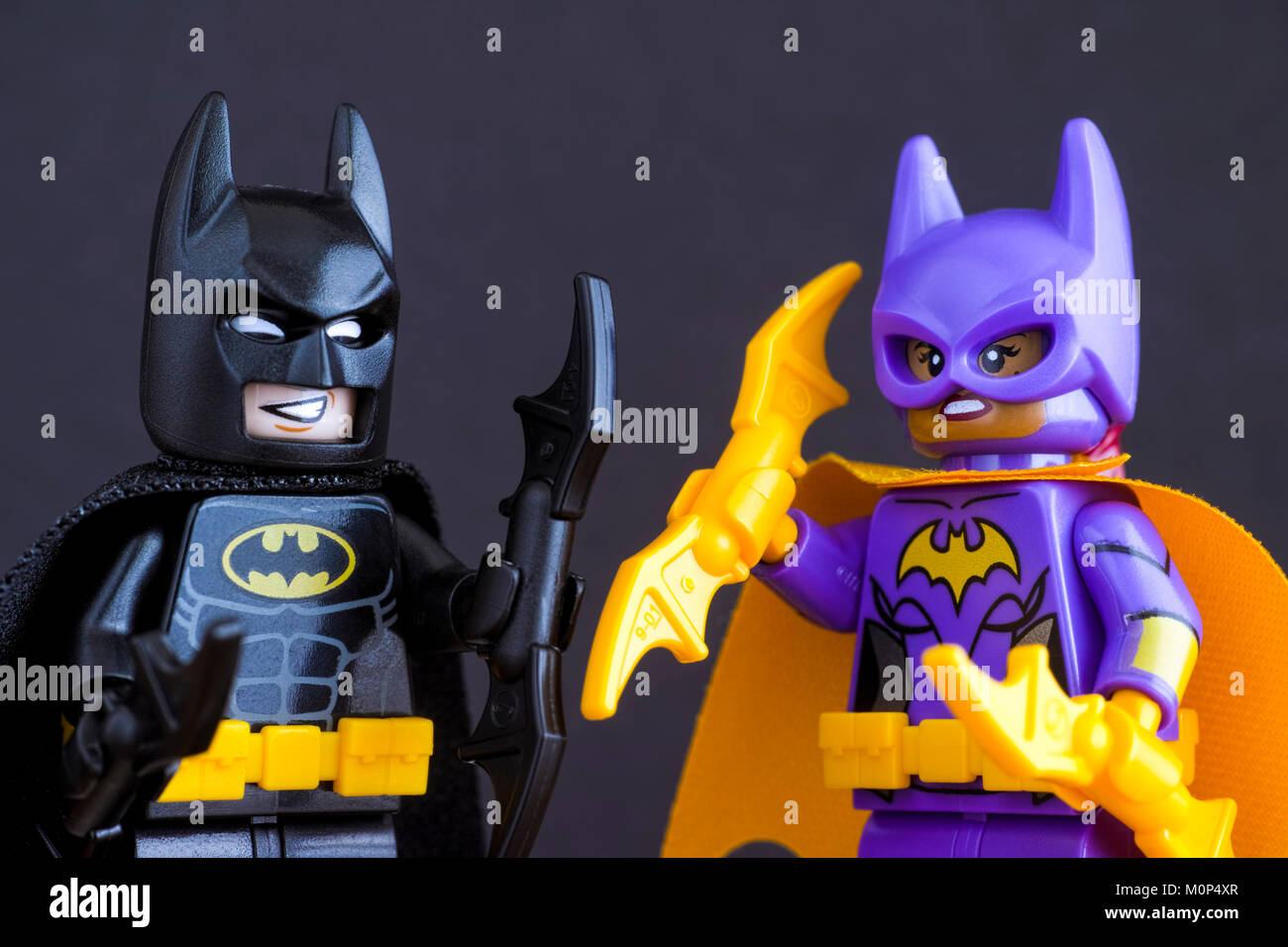 Tambow, Russische Föderation - Januar 19, 2018 Lego Batman Film Minifiguren - Batgirl und Batman - auf schwarzem Hintergrund. Studio gedreht. Stockfoto