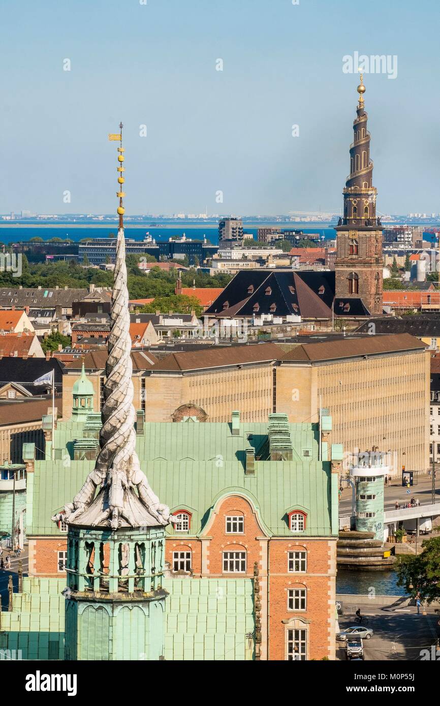 Dänemark, Seeland, Kopenhagen, Slotsholmen Bezirk, aus dem Schloss Christiansborg Tower und der Börsenboom (Børsen gesehen) Stockfoto