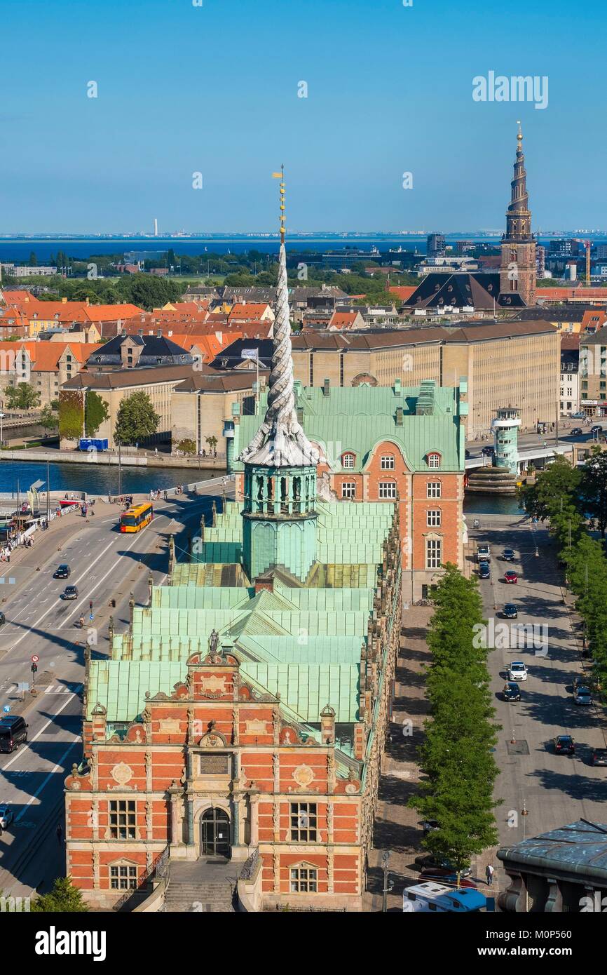 Dänemark, Seeland, Kopenhagen, Slotsholmen Bezirk, Slotsholms Canal, aus dem Schloss Christiansborg Tower und der Börse (Børsen gesehen) Stockfoto