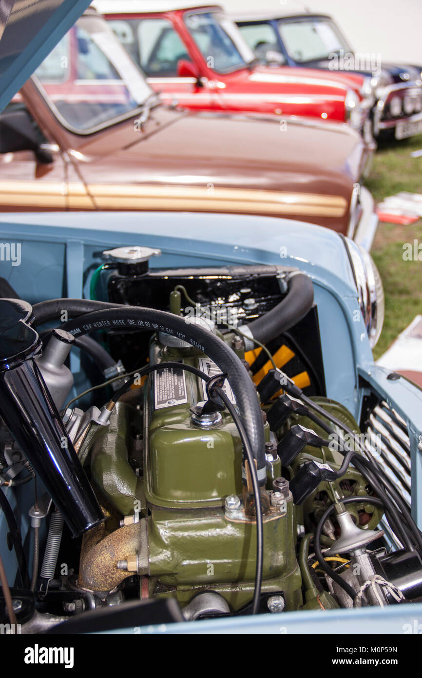 BMC eine Reihe Motor eines alten Austin Mini, mit anderen minis hinter sich. Stockfoto