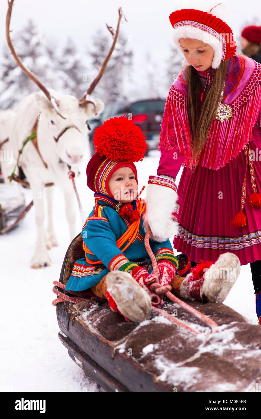 Schweden, Lappland, Region als Weltkulturerbe von der UNESCO, Norrbottens Län, Sami in traditioneller Tracht an der Sami Markt seit dem 17. Jahrhundert in Jokkmokk Stockfoto