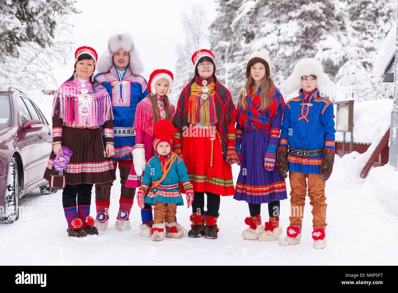 Schweden, Lappland, Region als Weltkulturerbe von der UNESCO, Norrbottens Län, Sami in traditioneller Tracht an der Sami Markt seit dem 17. Jahrhundert in Jokkmokk Stockfoto
