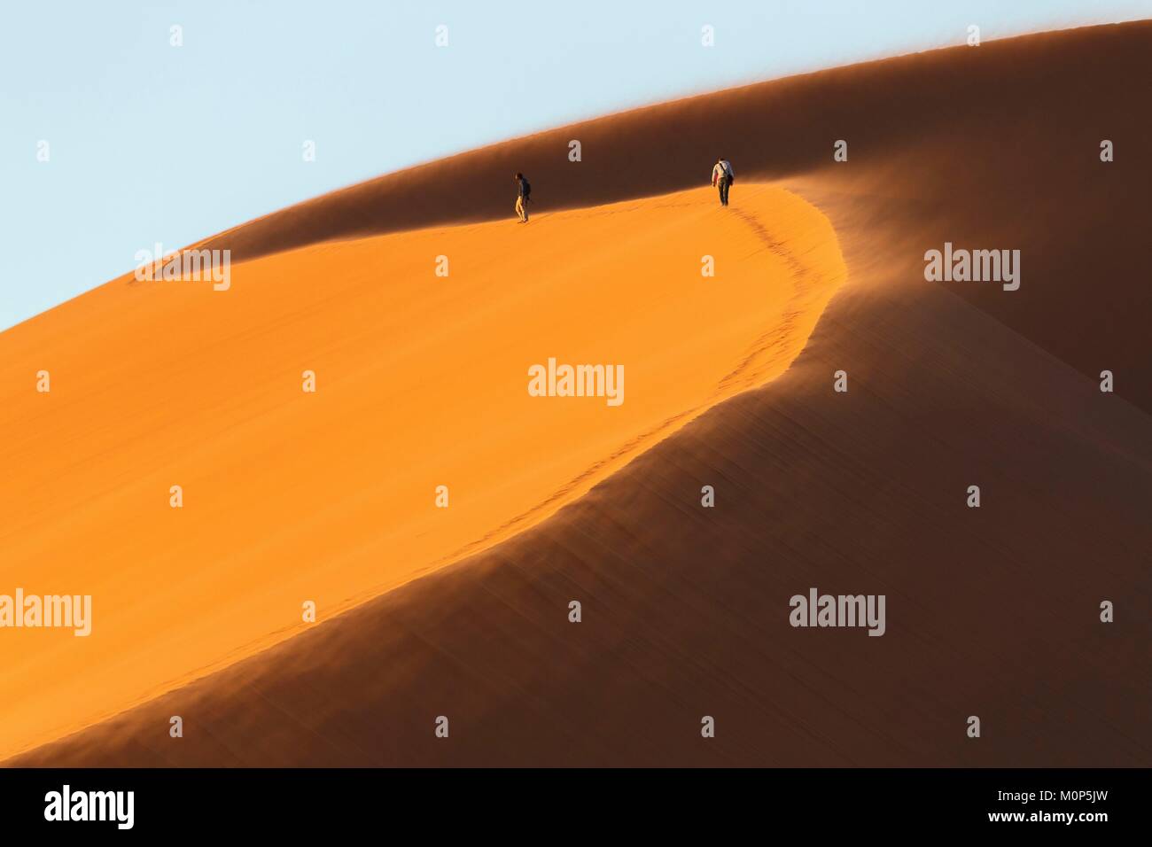 Namibia, Damaraland, Wanderer in der Wüste auf Big Daddy dune Stockfoto