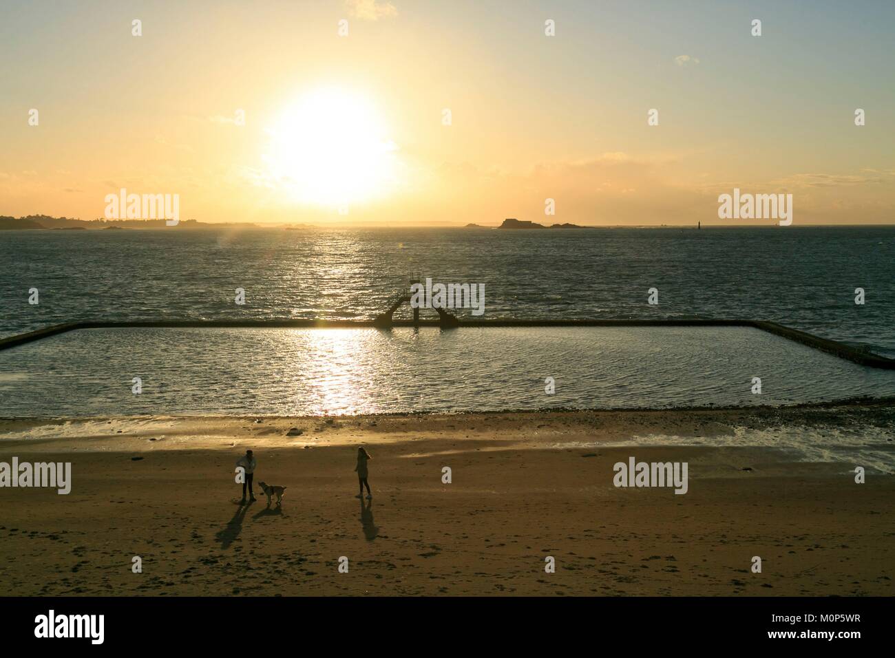 Frankreich, Ille et Vilaine, Saint Malo, sicheres Tauchen, Strand von gute Hilfe, natürlichen Pool, bei Ebbe bei Sonnenuntergang Stockfoto