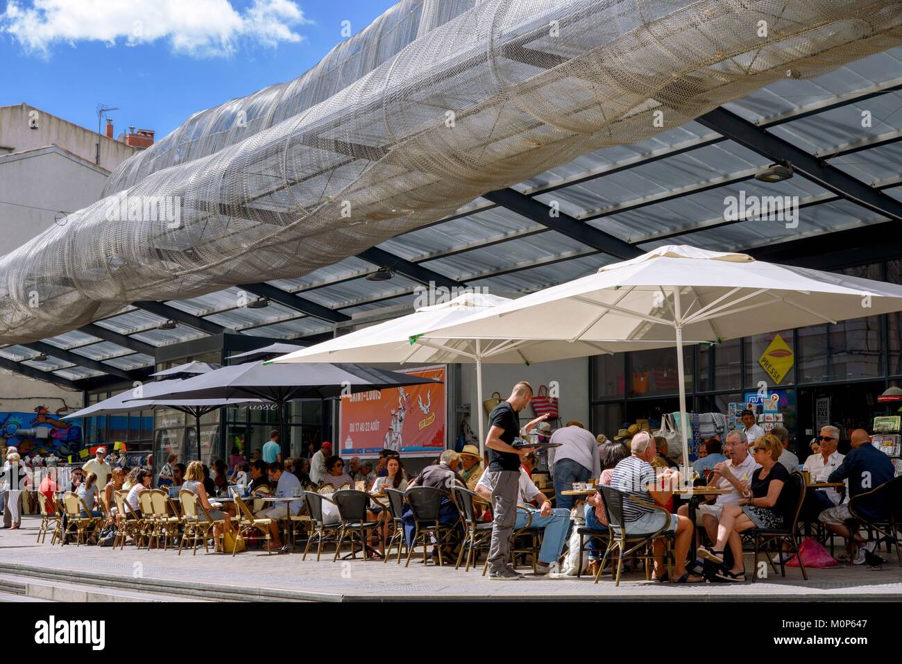 Frankreich, Herault, Sete, Terrassen von außerhalb der Hallen Märkte, Verbraucher saß am Tisch unter Sonnenschirmen Stockfoto