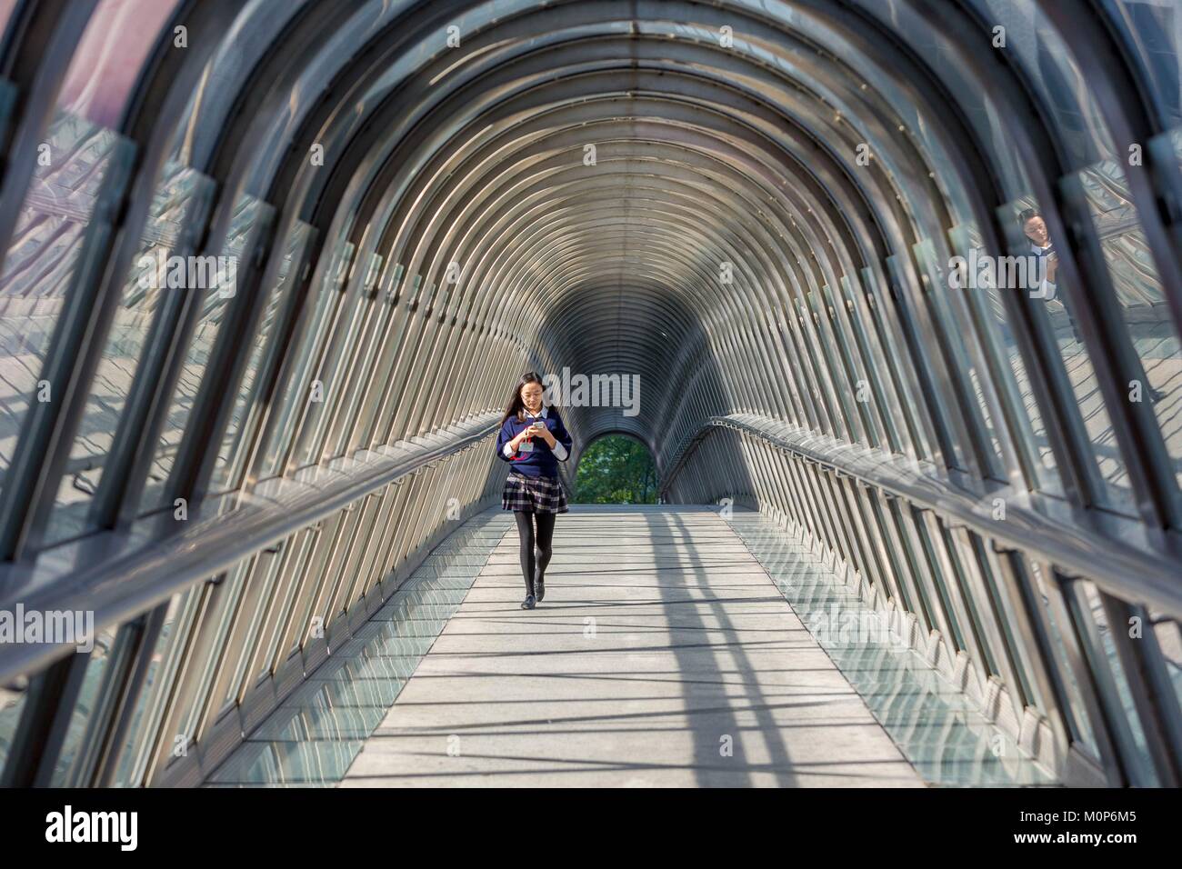 Frankreich, Hauts de Seine, La Defense, Japan Bridge von dem japanischen Architekten Kisho Kurokawa hat eine Reichweite von 100 Metern und verbindet die Tour Pacifique und die Kupka Gebäude Stockfoto