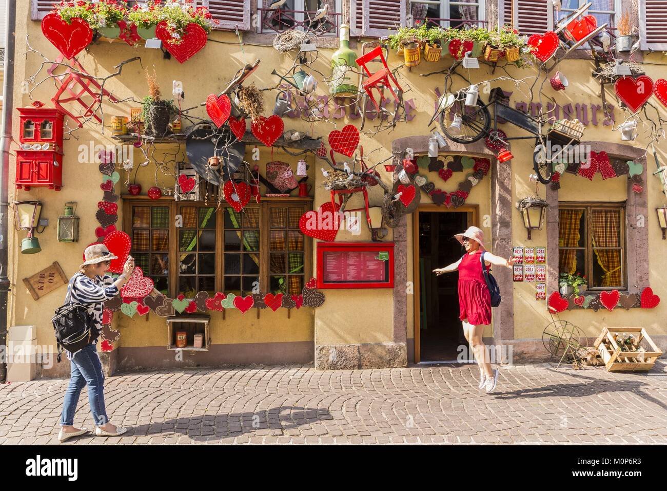 Frankreich, Haut Rhin, elsässische Weinstraße, Colmar, Fassade des Restaurant La Brasserie Les, Rue Les (Les Straße) Stockfoto