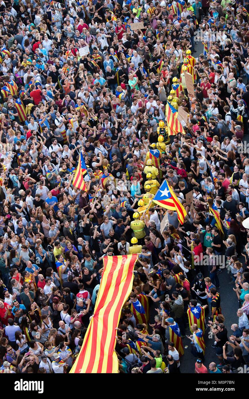 Spanien, Katalonien, Barcelona, 700.000 Personen, Demonstration gegen Gewalt nach der Unterdrückung der Tag der Unabhängigkeit Referendum in Katalonien, Feuerwehrmann, sehr während des Referendums aktiv dazu beigetragen, dass die Wahlen der Hochschulen gegen die spanische Polizei geöffnet Stockfoto