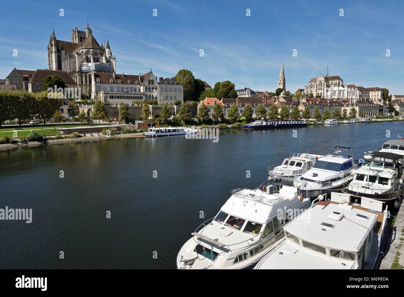 Frankreich, Yonne, Auxerre, Yonne, Quai de la Marine, vom Catwalk, Saint Etienne Kathedrale, Saint Germain Abbey, Boote Stockfoto