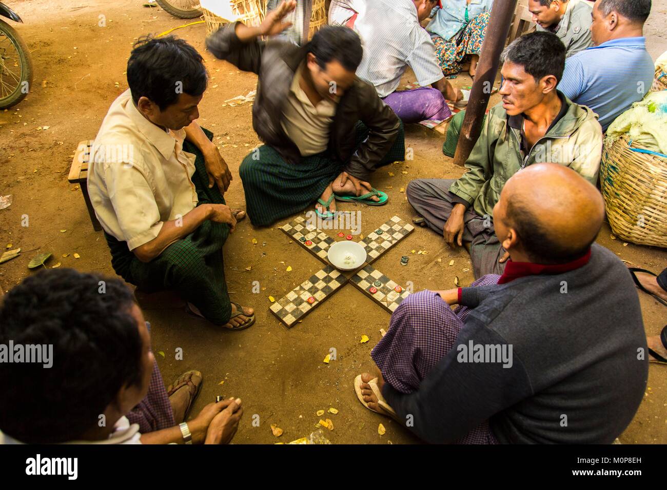 Myanmar, Mandalay, Bagan, Archäologische Stätte von Bagan, ehemaligen Königreich Pagan, Nyaung Oo Market, Männer spielen Birma Checkers Stockfoto
