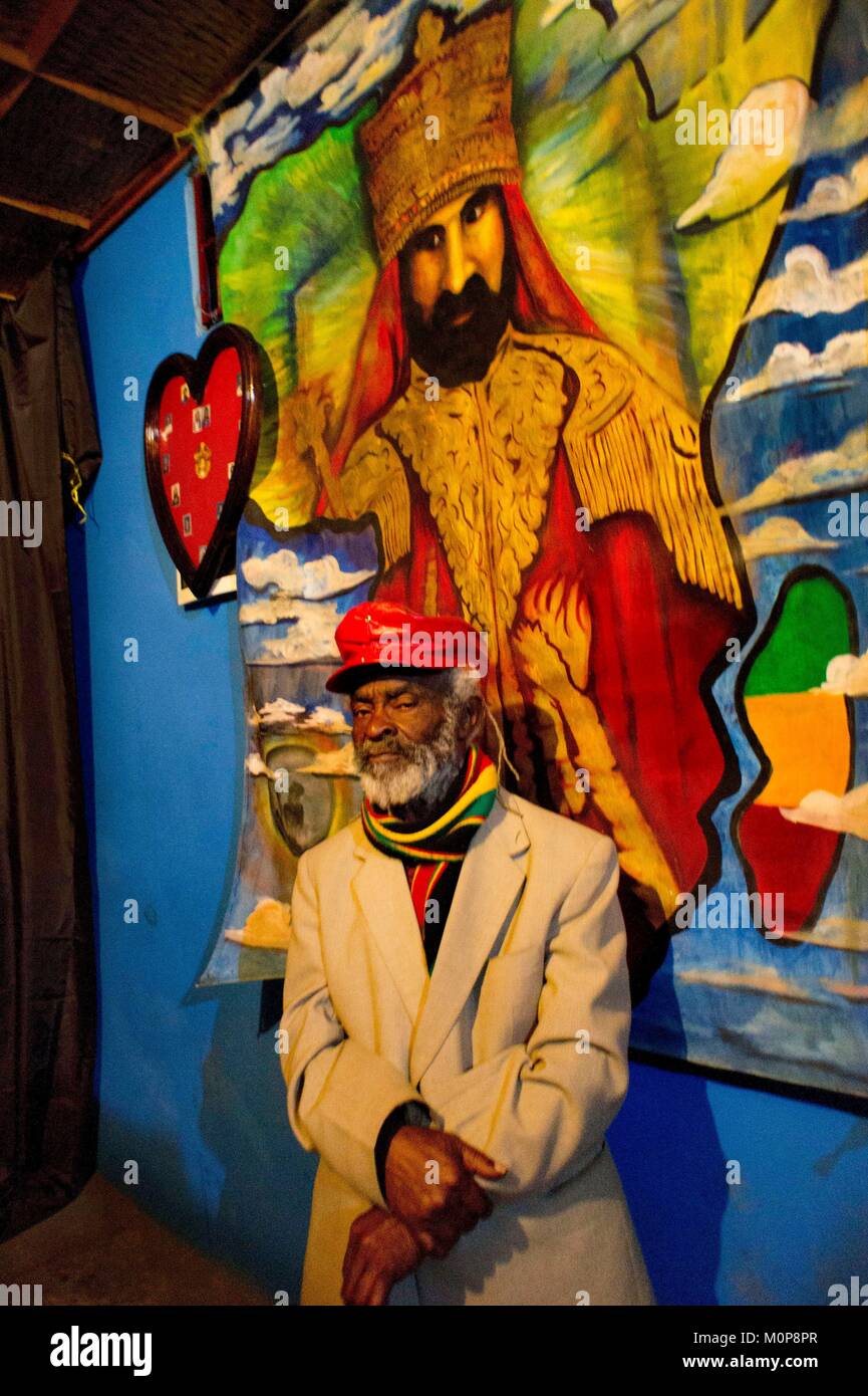 Athiopien Awassa Mitglied Des Rastafari Gemeinschaft Vor Dem Portrat Von Kaiser Haile Selassie Ist Als Von Den Rastas Als Zweite Inkarnation Gottes Der Messias Auf Der Erde Alle Schwarzen Menschen Heraus Zu