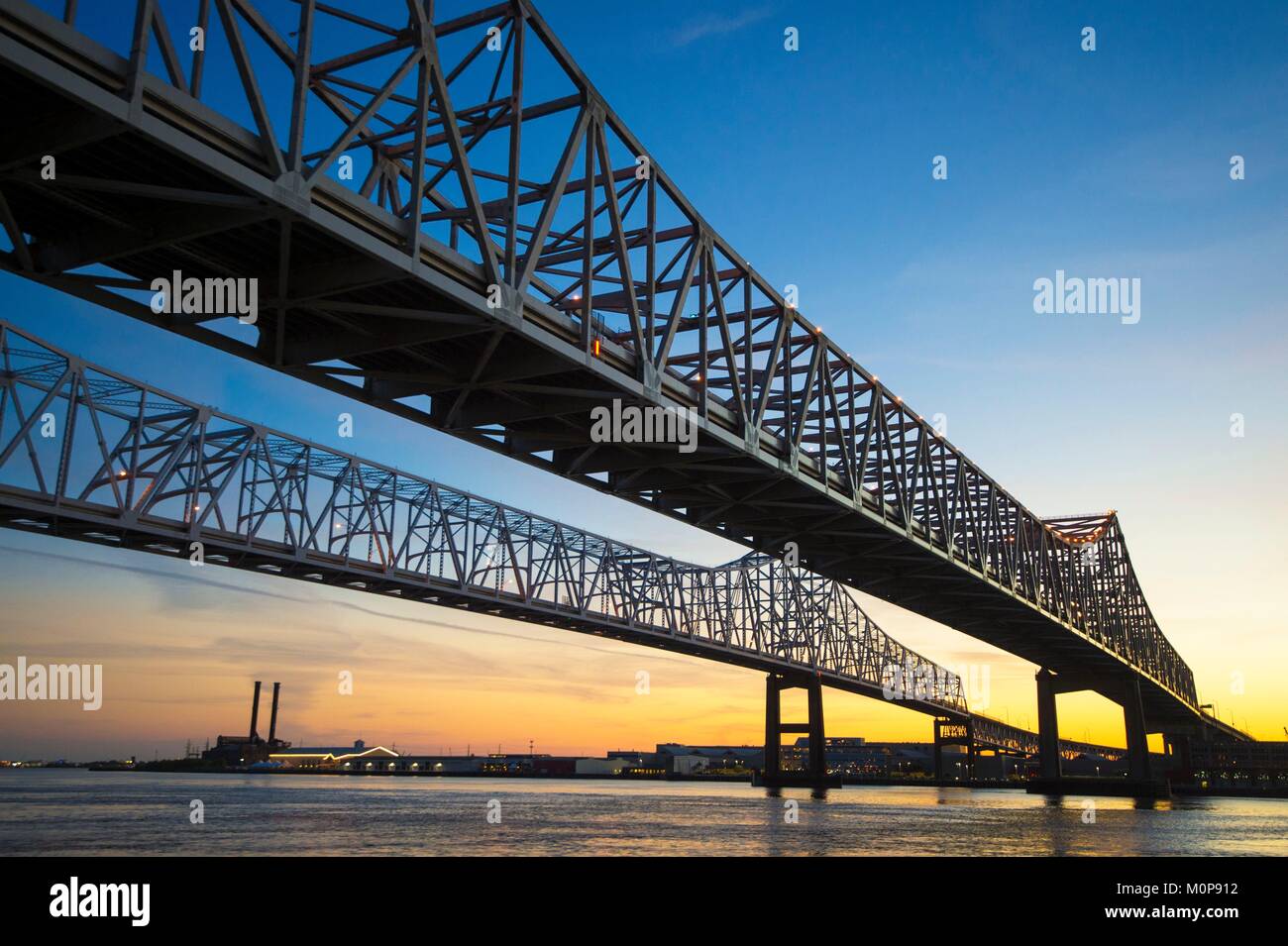 Usa, Louisiana, New Orleans, die Crescent City Connection über den Mississippi River ist der 5. Brücke in der Welt Stockfoto