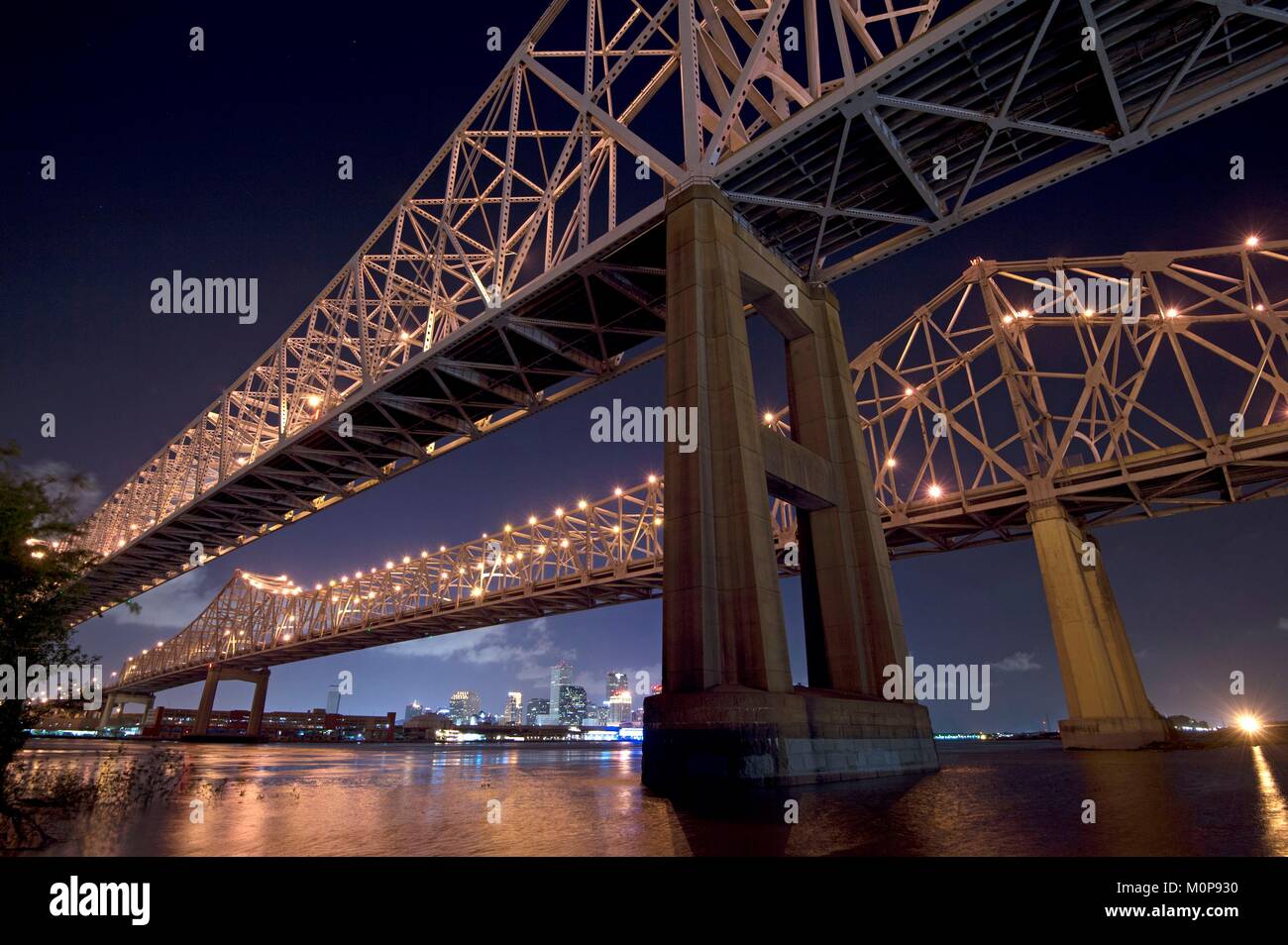 Usa, Louisiana, New Orleans, die Crescent City Connection über den Mississippi River ist der 5. Brücke in der Welt Stockfoto