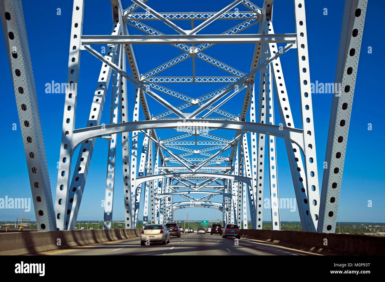 Usa, Louisiana, New Orleans, die Crescent City Connection über den Mississippi River ist der 5. Brücke in der Welt Stockfoto