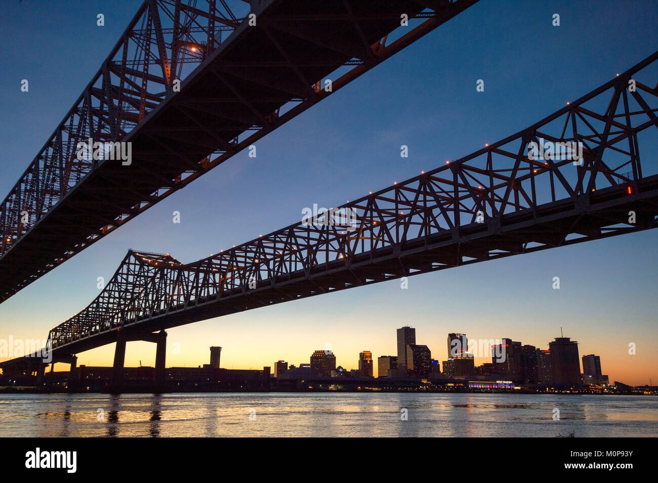 Usa, Louisiana, New Orleans, die Crescent City Connection über den Mississippi River ist der 5. Brücke in der Welt Stockfoto