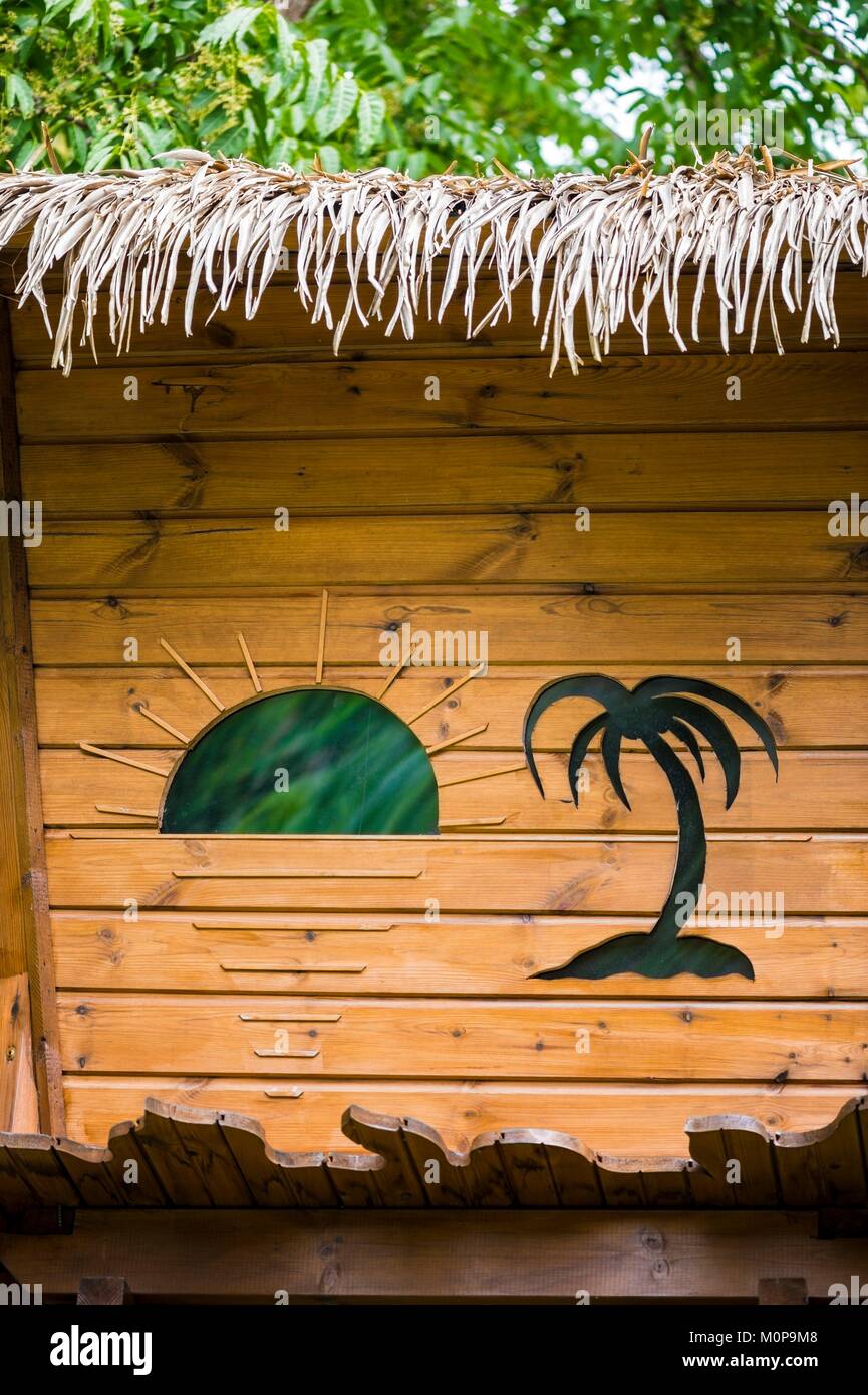 Frankreich, Karibik, Kleine Antillen, Guadeloupe, Basse-Terre, Vieux-Habitants, Zoe Hütte in den Bäumen im Garten der Wohnung Getz gehockt Stockfoto