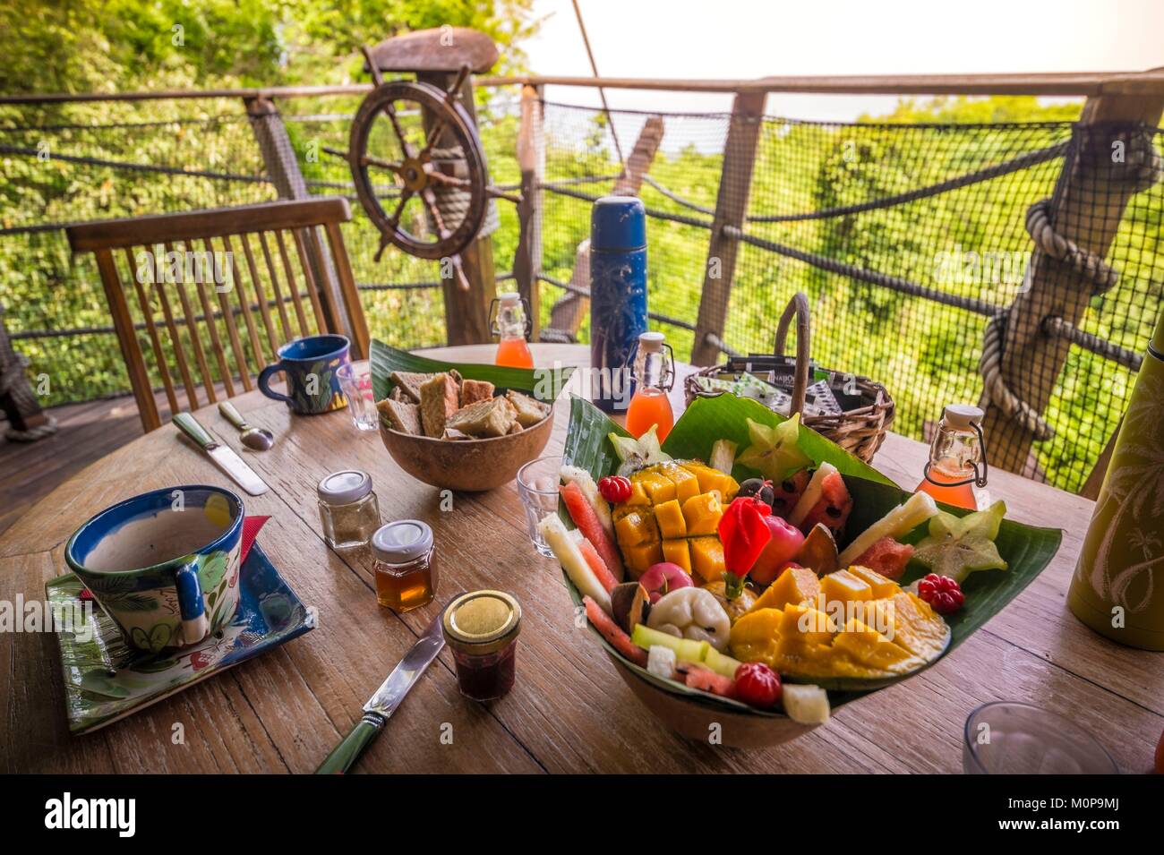 Frankreich, Karibik, Kleine Antillen, Guadeloupe, Basse-Terre, Vieux Habitants, auf den Höhen der Stadt, die Behausung Getz, alten kolonialen Haus umgewandelt in ein Bett und ein Frühstück mit seinen Häusern in den Bäumen, hier das Frühstück in der Hütte der Pirate serviert. Stockfoto