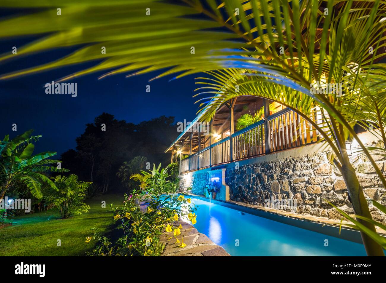 Frankreich, Karibik, Kleine Antillen, Guadeloupe, Basse-Terre, Vieux Habitants, auf den Höhen der Stadt, die Behausung Getz, alten kolonialen Haus umgewandelt in ein Bett und Frühstück, hier der Pool bei Nacht Stockfoto