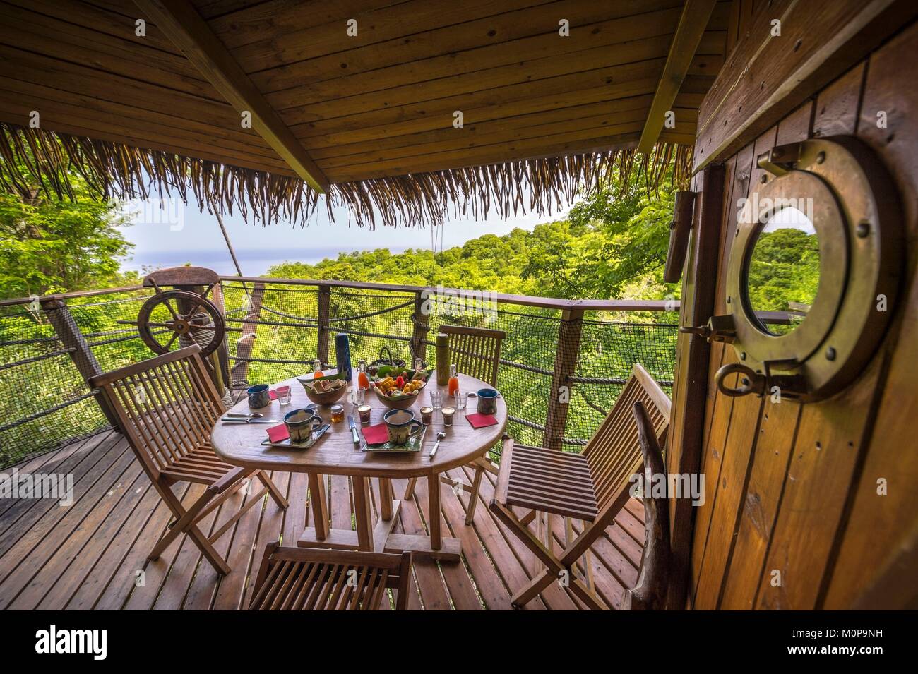 Frankreich, Karibik, Kleine Antillen, Guadeloupe, Basse-Terre, Vieux Habitants, auf den Höhen der Stadt, die Behausung Getz, alten kolonialen Haus umgewandelt in ein Bett und ein Frühstück mit seinen Häusern in den Bäumen, hier das Frühstück in der Hütte der Pirate serviert. Stockfoto