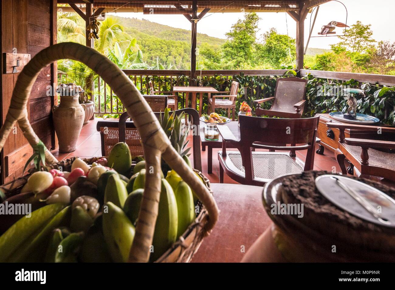 Frankreich, Karibik, Kleine Antillen, Guadeloupe, Basse-Terre, Vieux Habitants, auf den Höhen der Stadt, die Behausung Getz, alten kolonialen Haus umgewandelt in ein Bett und Frühstück, hier die Lounge im Freien auf der Veranda Stockfoto