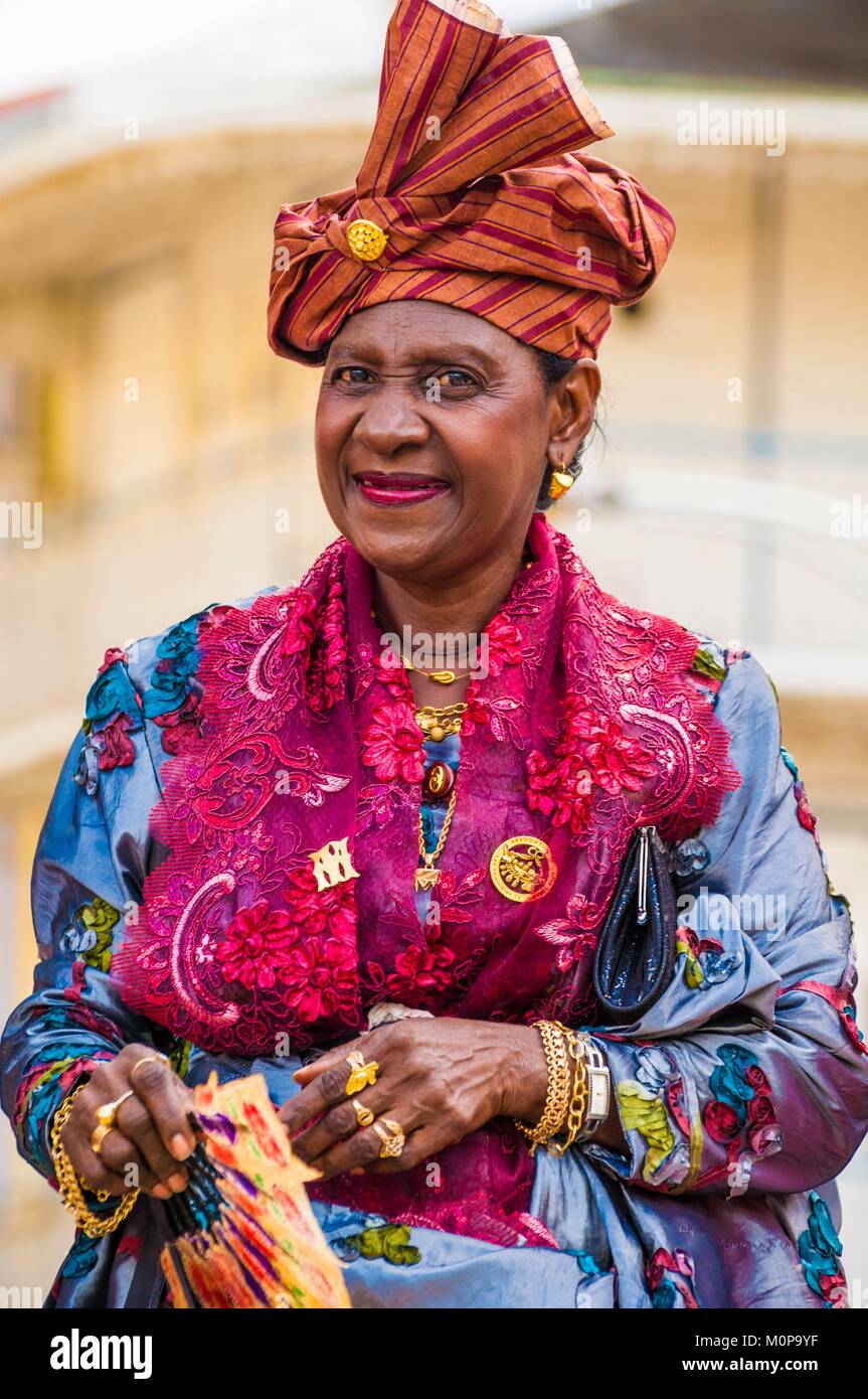 Frankreich, Guadeloupe, Grande-Terre, Pointe-à-Pitre, Porträt einer Frau in der traditionellen kreolischen Kostüm für die Guadeloupe Frauen von der Fischer Festival gekleidet Stockfoto