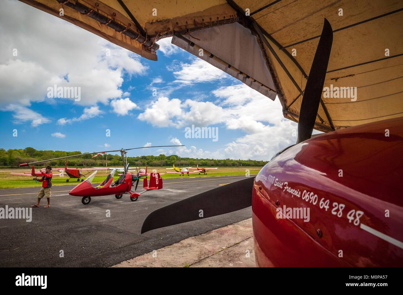 Frankreich, Karibik, Kleine Antillen, Guadeloupe, Grande-Terre, Saint-François, einem gyrocopter pilot führt die letzten Kontrollen vor dem Take-off Stockfoto