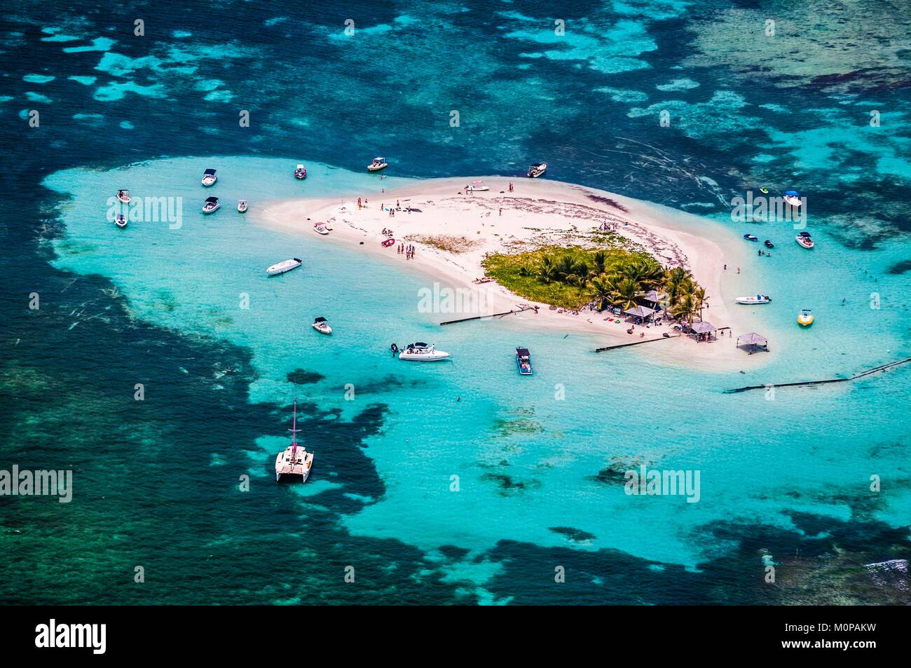 Frankreich, Karibik, Kleine Antillen, Guadeloupe, Guadeloupe Nationalpark, Luftaufnahme von Grand Cul-de-Sac Marin (15000 ha), in der marine Teil durch das längste Korallenriff (25 km) terrestrischen Teils durch den umfassenderen Mangrove Gürtel der Kleinen Antillen begrenzt ist, hier das Caret Inselchen (Luftbild) Stockfoto