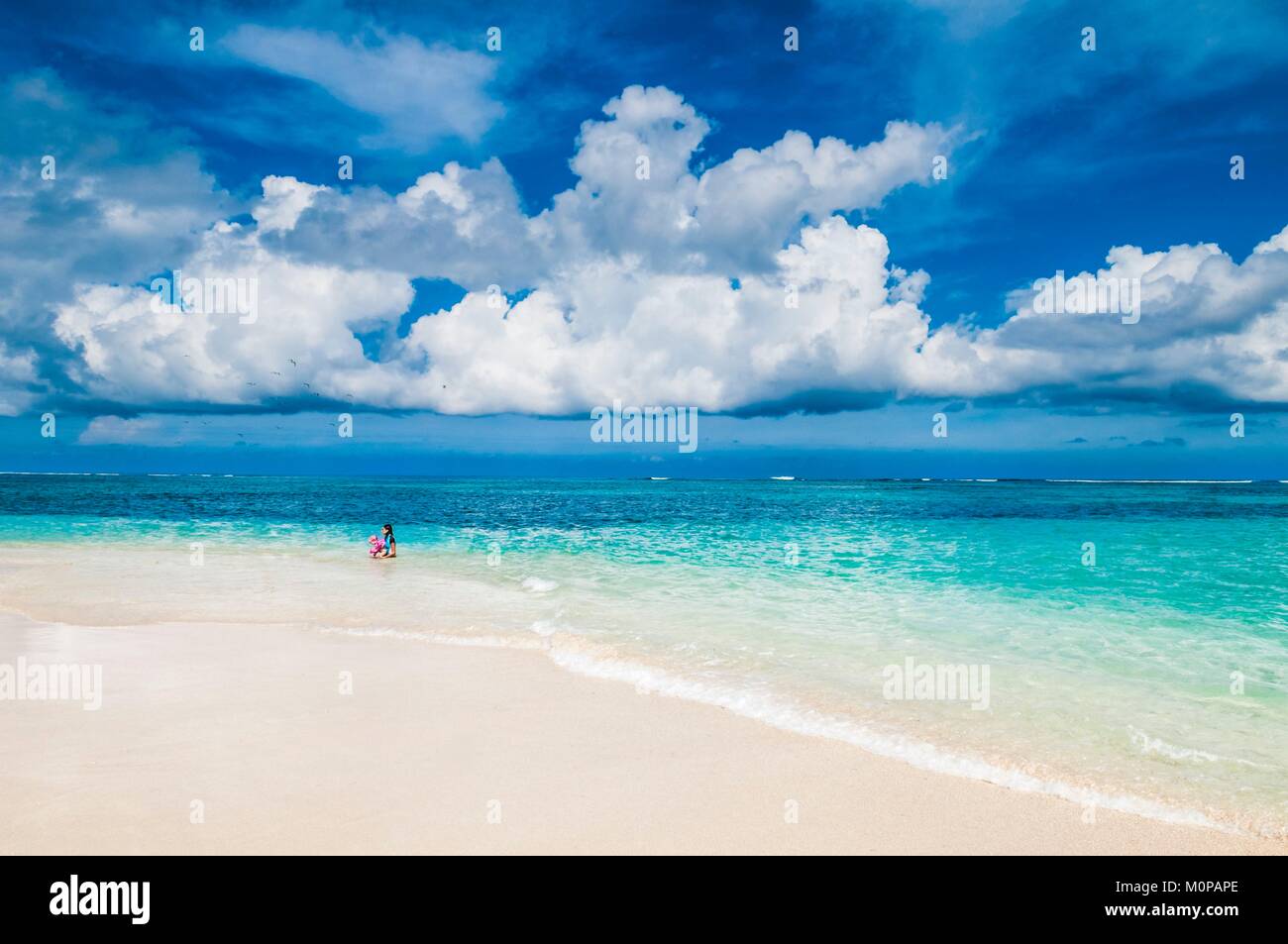 Frankreich, Karibik, Kleine Antillen, Guadeloupe, Grand Cul-de-Sac Marin, Schwimmen am Strand der Insel Caret Stockfoto