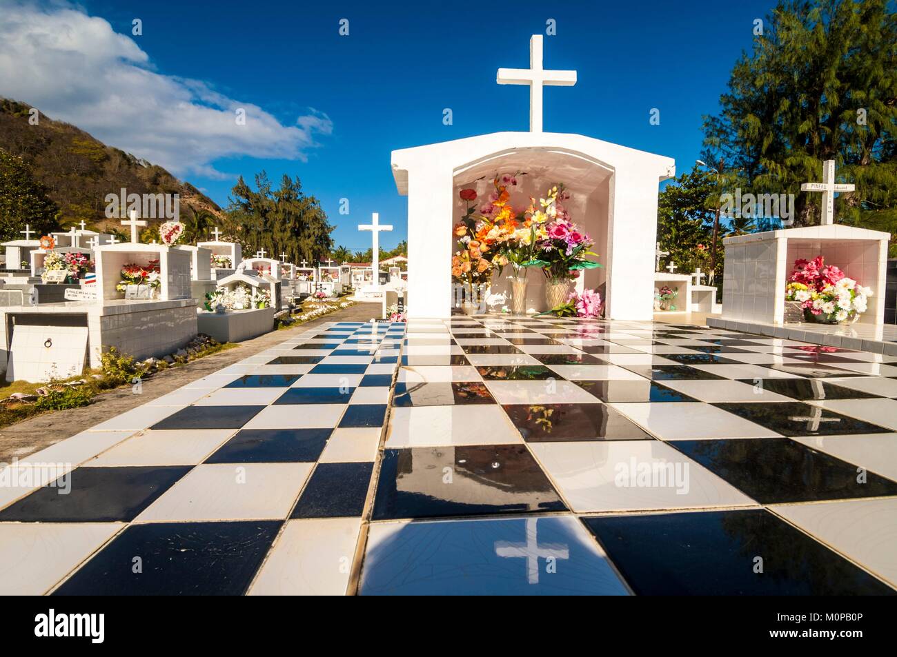 Frankreich, Karibik, Kleine Antillen, Guadeloupe, Les Saintes, Terre-de-Haut, traditionellen Fliesen Gräber bei Terre-de-Haut Friedhof Stockfoto