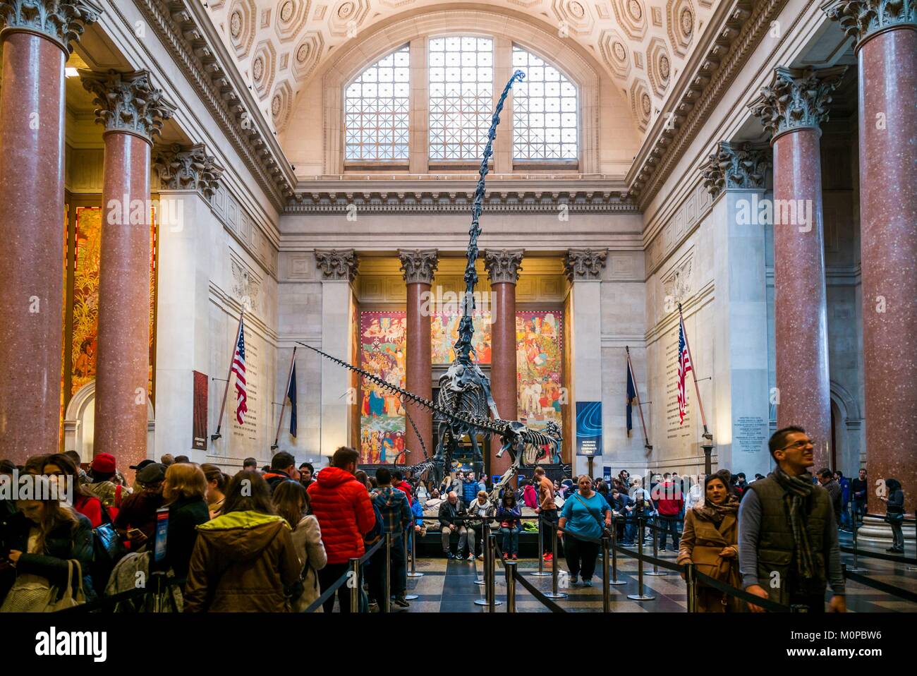 United States, New York, New York City, Upper West Side, Museum der Naturgeschichte, Lobby mit Dinosaurier Stockfoto