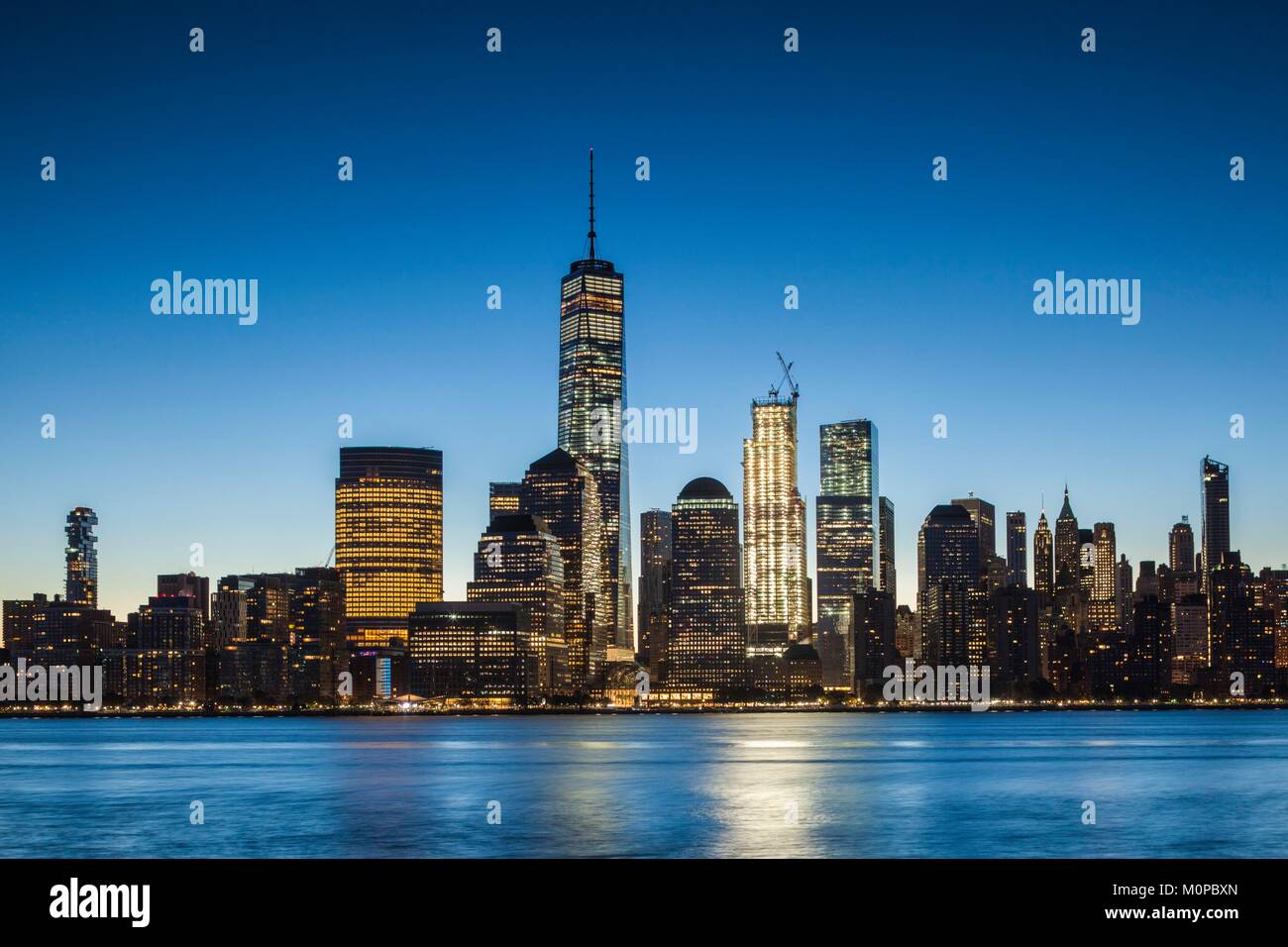 United States, New York, New York City, Manhattan Skyline mit Freedom Tower von Jersey City, Dawn Stockfoto