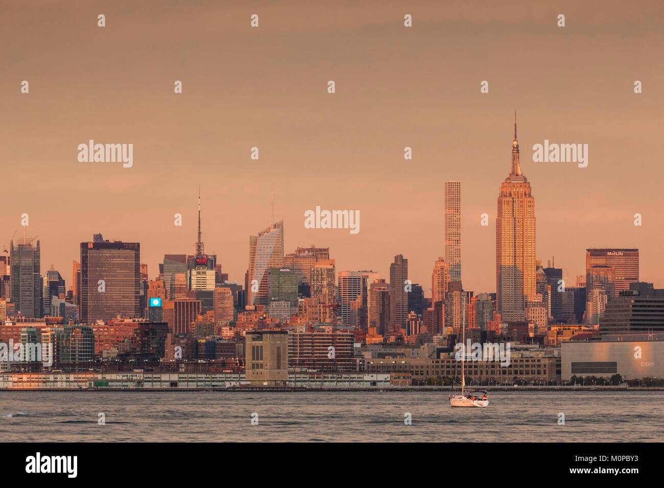 United States, New York City, New York City, Manhattan Skyline mit Boot Stockfoto
