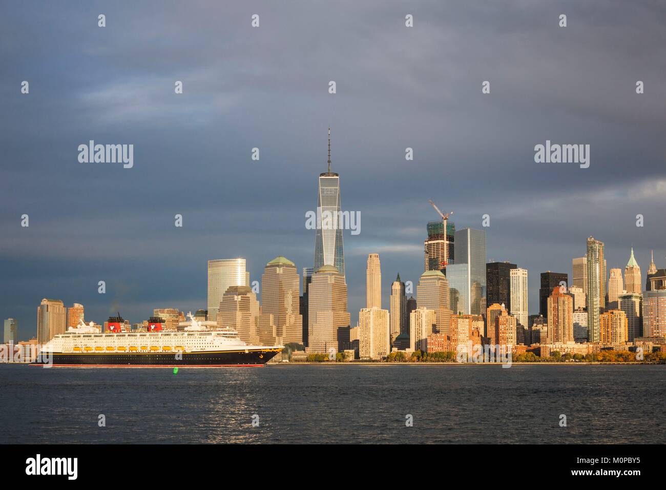 United States, New York City, New York City, Manhattan Skyline mit Cruiseship, Dämmerung Stockfoto