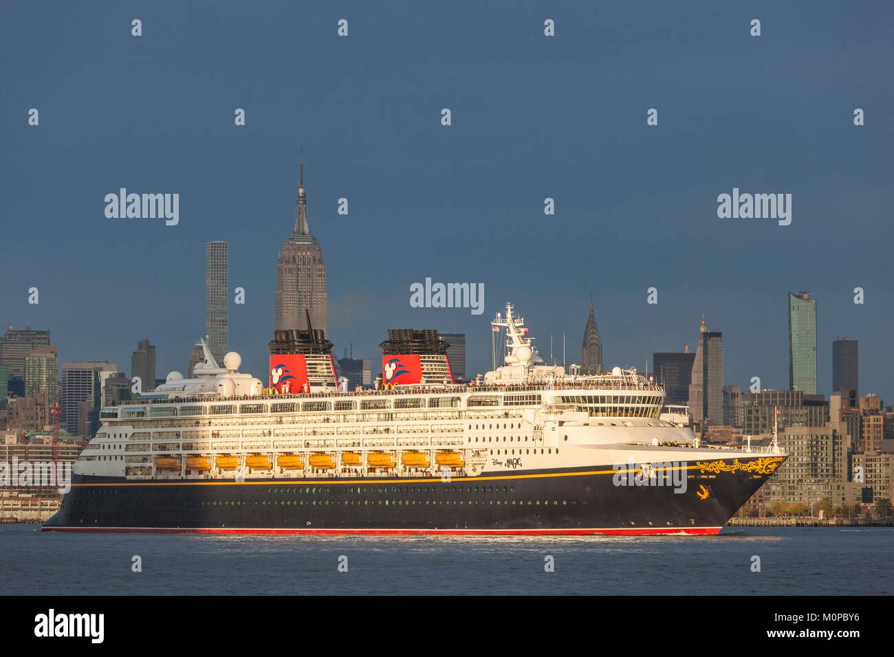 United States, New York City, New York City, Manhattan Skyline mit Cruiseship, Dämmerung Stockfoto