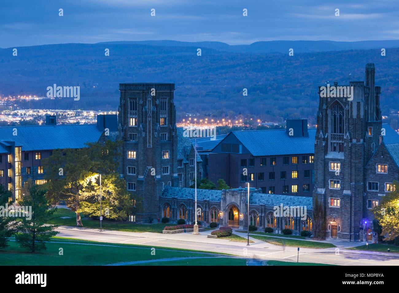 United States, New York, Finger Lakes Region, Ithaca, Cornell University, McFaddin Hall, Dämmerung Stockfoto