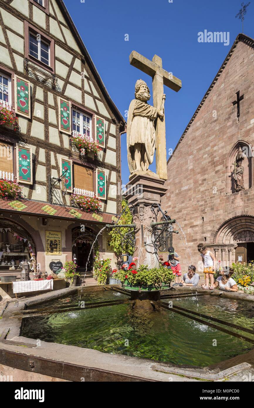 Frankreich, Haut Rhin, Route des Vins d'Alsace, Kaysersberg, Ort der Eglise, die chirch Sainte Croix und den Brunnen Constantin Stockfoto