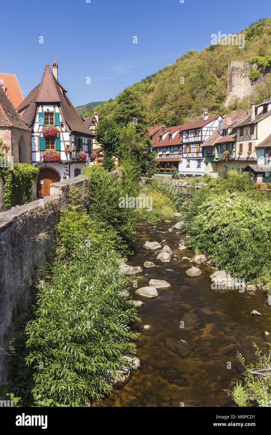 Frankreich, Haut Rhin, Route des Vins d'Alsace, Kaysersberg, den Fachwerkhäusern entlang des Flusses Weiss seit der verstärkten Brücke Stockfoto