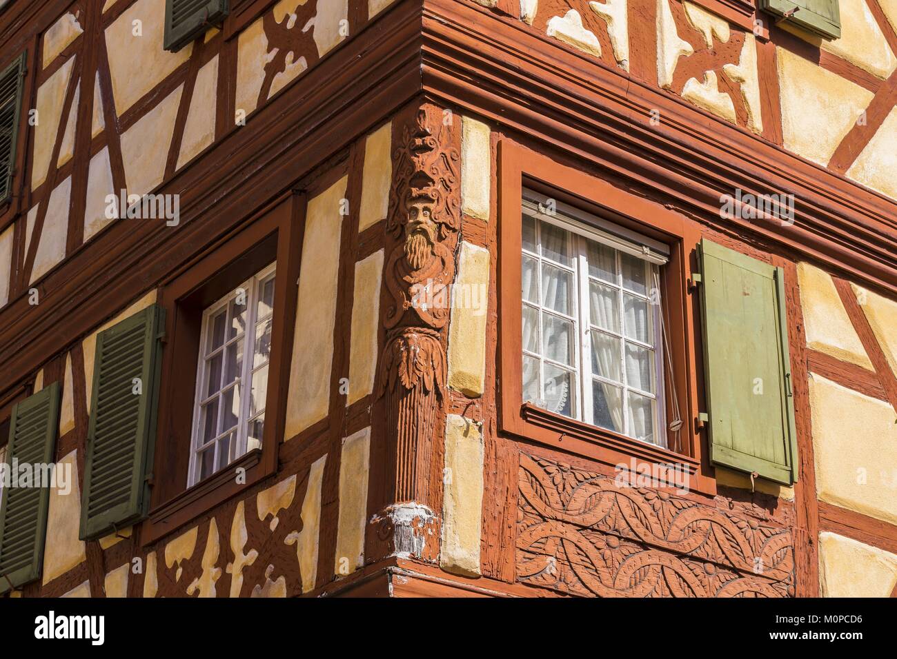 Frankreich, Haut Rhin, Route des Vins d'Alsace, Kaysersberg, Fachwerkhäuser, das Haus Bohn 1601, die Eckstrebenanzeige geschnitzt Stockfoto