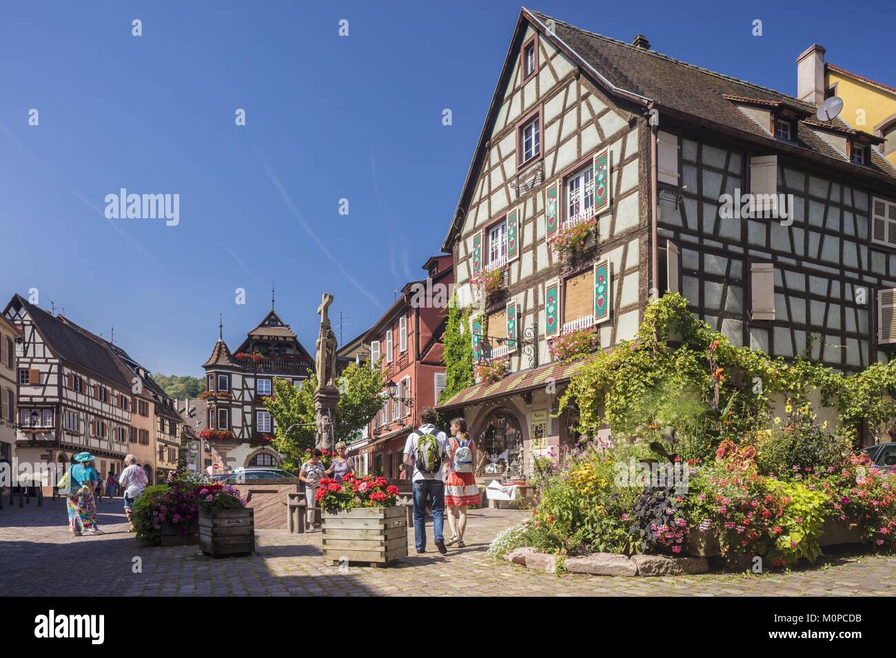 Frankreich, Haut Rhin, Route des Vins d'Alsace, Kaysersberg, Ort der Eglise, der Brunnen Constantin und Fachwerkhäusern Stockfoto