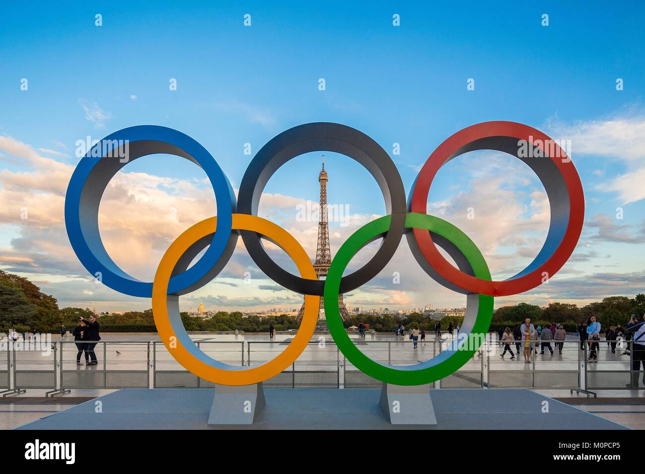 Frankreich, Paris, Bereich als Weltkulturerbe von der UNESCO, Trocadéro Platz oder Parvis der Menschenrechte aufgeführt, Symbol der J.o zu den Olympischen Spielen 2024 in Paris mit dem Eiffelturm feiern Stockfoto