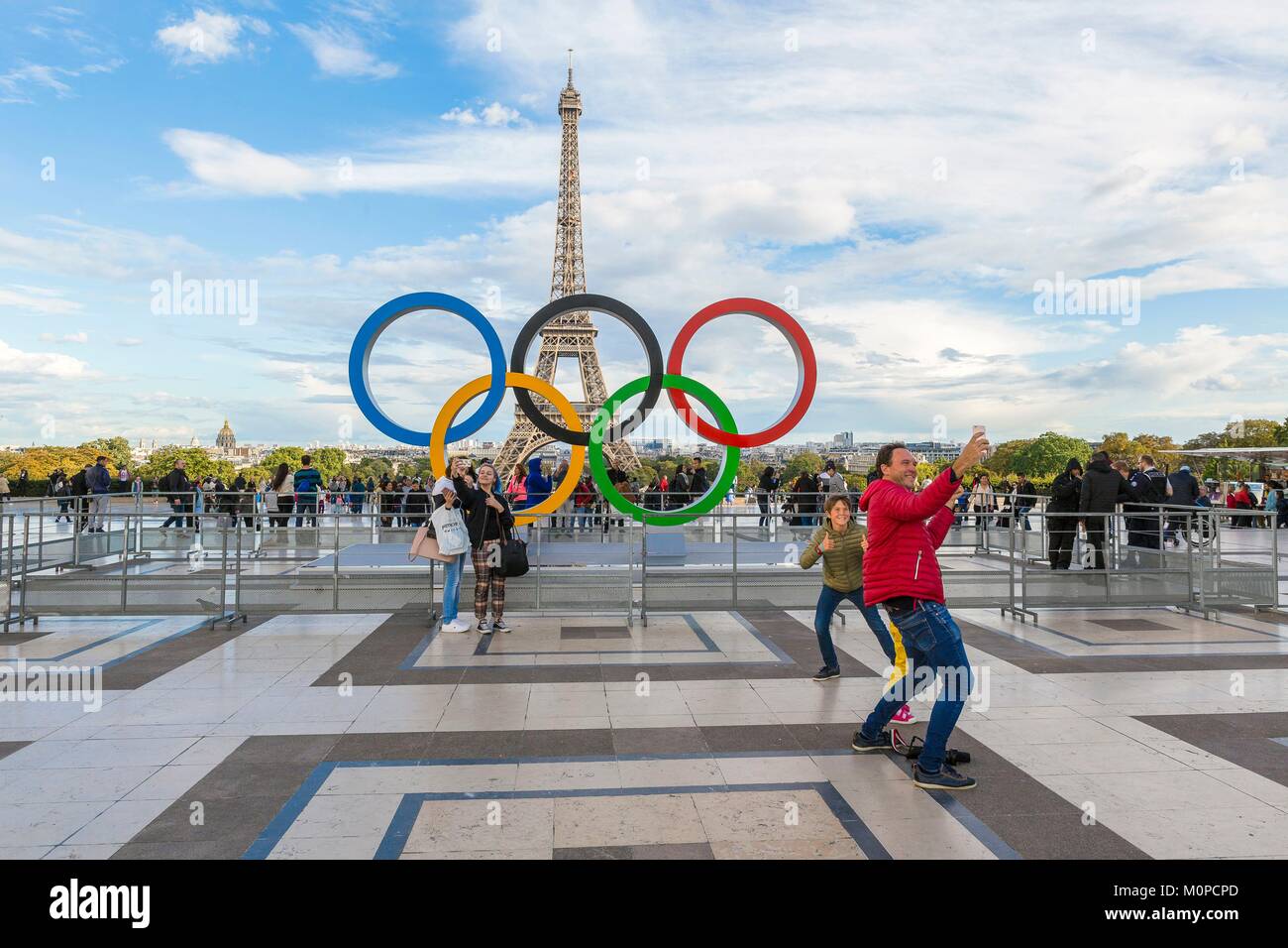 Frankreich, Paris, Bereich als Weltkulturerbe von der UNESCO, Trocadéro Platz oder Parvis der Menschenrechte aufgeführt, Symbol der J.o zu den Olympischen Spielen 2024 in Paris mit dem Eiffelturm feiern Stockfoto