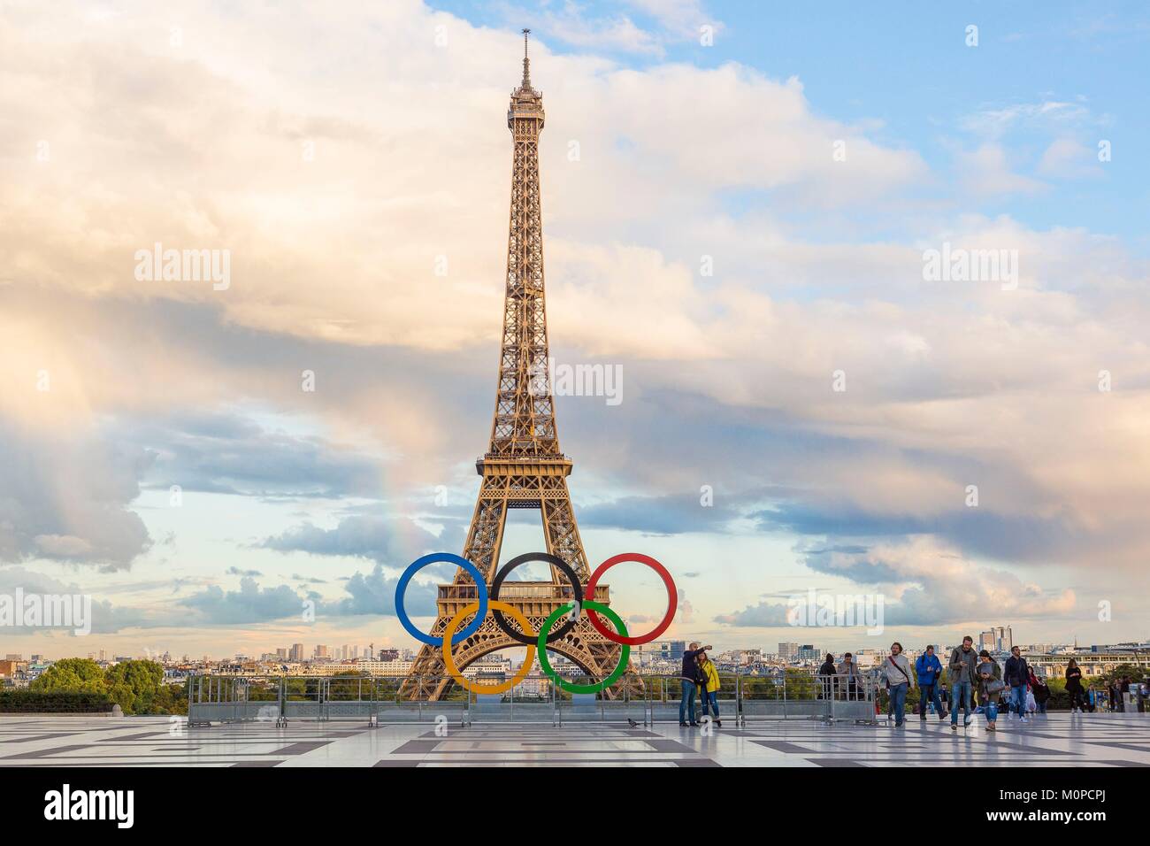 Frankreich, Paris, Bereich als Weltkulturerbe von der UNESCO, Trocadéro Platz oder Parvis der Menschenrechte aufgeführt, Symbol der J.o zu den Olympischen Spielen 2024 in Paris mit dem Eiffelturm feiern Stockfoto
