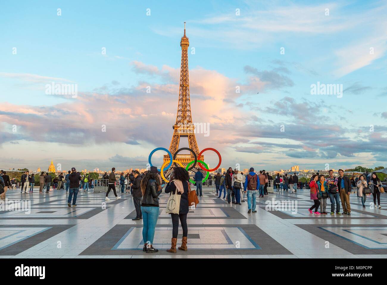 Frankreich, Paris, Bereich als Weltkulturerbe von der UNESCO, Trocadéro Platz oder Parvis der Menschenrechte aufgeführt, Symbol der J.o zu den Olympischen Spielen 2024 in Paris mit dem Eiffelturm feiern Stockfoto