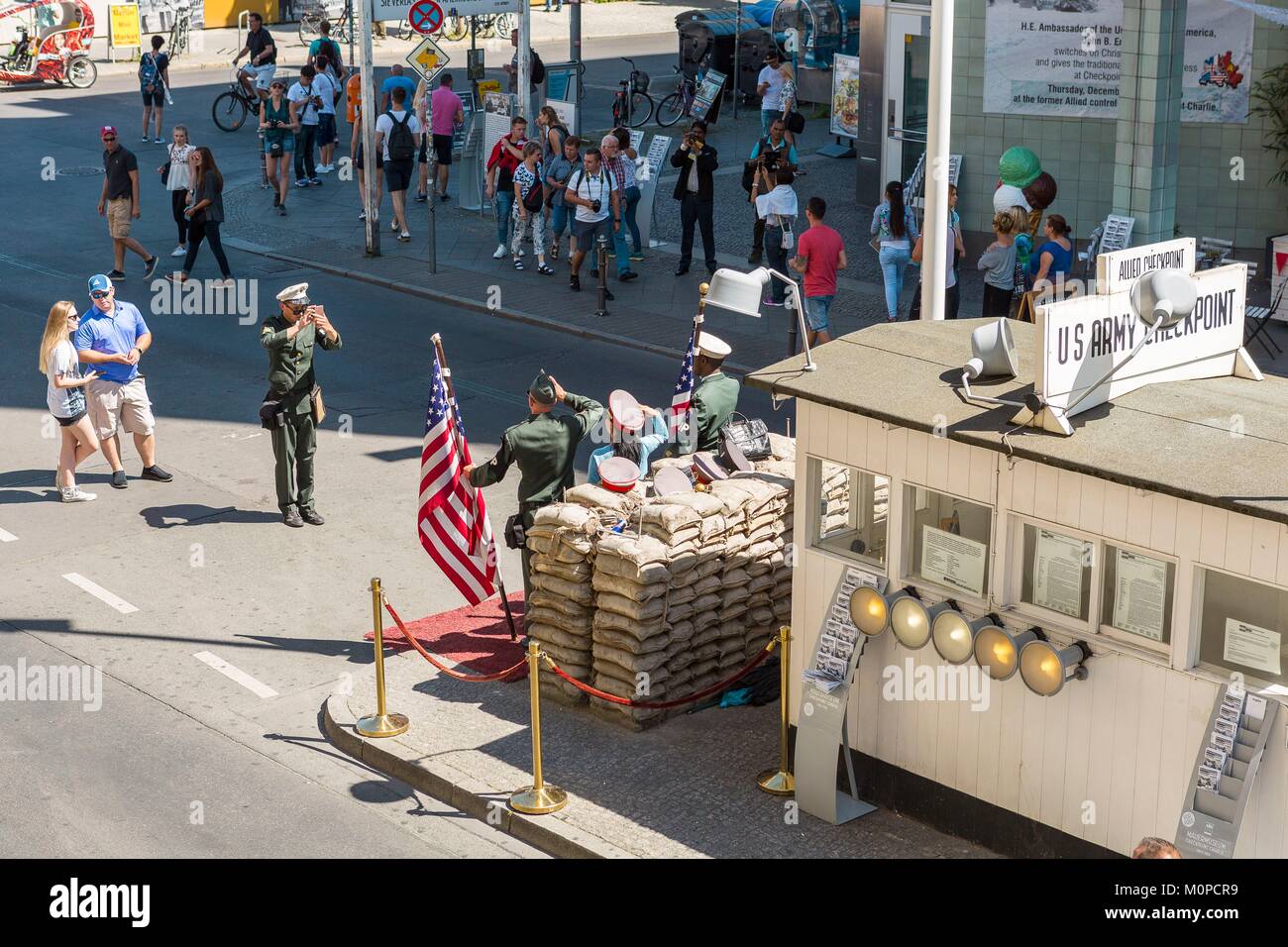 Deutschland Berlin Checkpoint Charlie Ist Einer Der Grenzubergange In Berlin Die Wahrend Des Kalten Krieges Und Der Mauer Division Der Deutschen Hauptstadt Zwischen Der Westlichen Und Der Ostlichen Sektor Kreuzten War Es