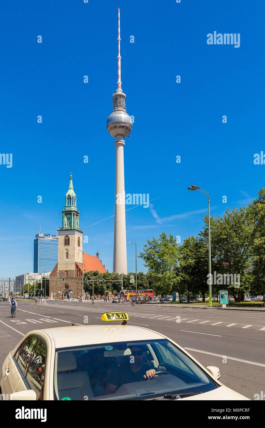 Deutschland, Berlin, Berlin-Mitte, den Fernsehturm, Fersehturm, 368 m hohen Turm wurde 1969 errichtet und den Glockenturm der Sainte-Arie Kirche am Ende des 13. Jahrhunderts gegründet. Stockfoto