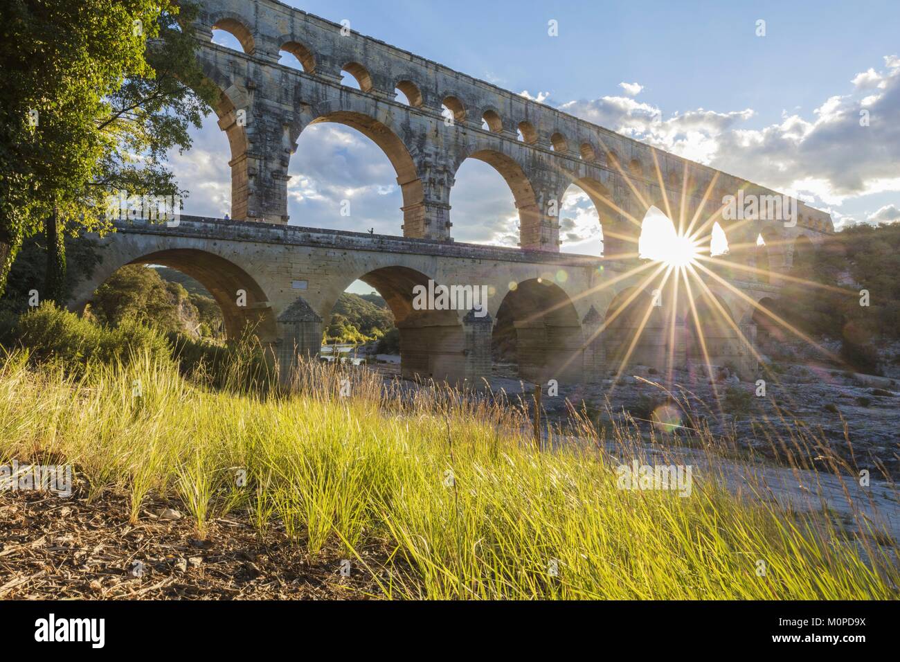 Frankreich, Gard, Vers Pont du Gard die Pont du Gard als Weltkulturerbe von der UNESCO, Big Site von Frankreich, römische Aquädukt aus dem 1. Jahrhundert, die Schritte über den Gardon Stockfoto