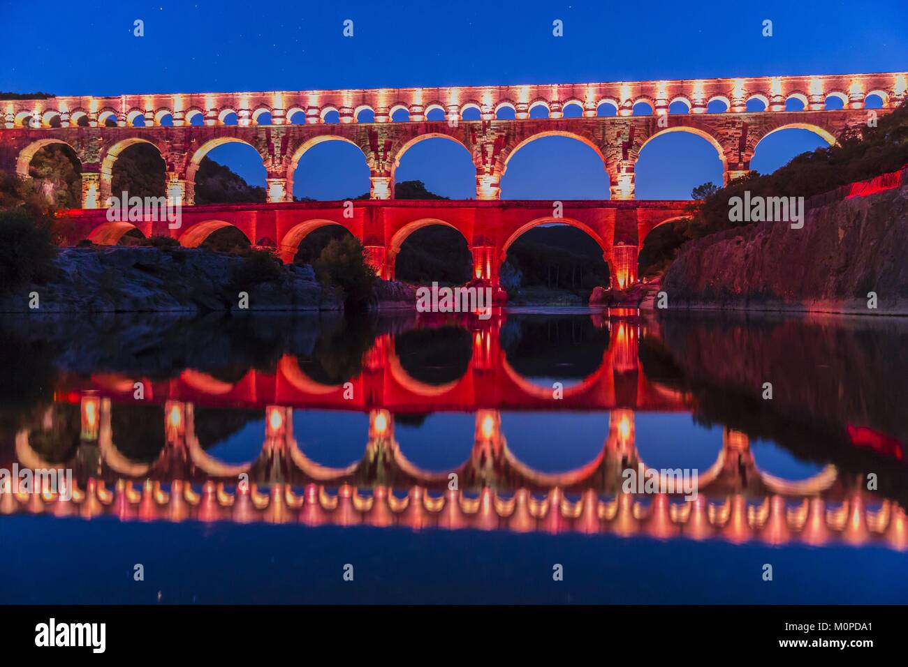 Frankreich, Gard, Vers Pont du Gard die Pont du Gard als Weltkulturerbe von der UNESCO, Big Site von Frankreich, römische Aquädukt aus dem 1. Jahrhundert, die Schritte über den Gardon, Konzeption Licht von Guillaume Sarrouy Stockfoto