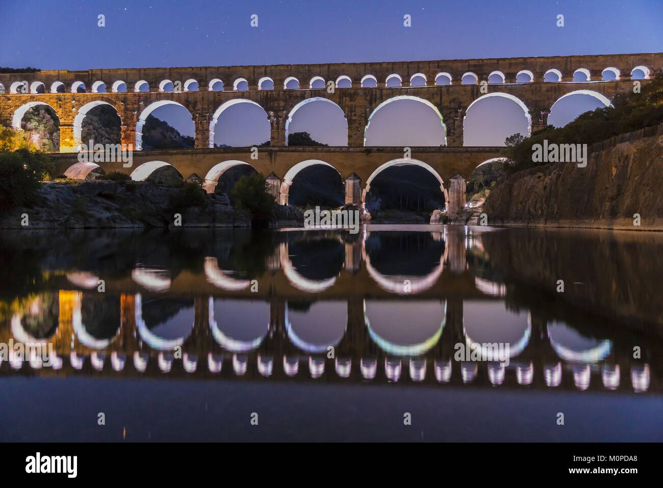 Frankreich, Gard, Vers Pont du Gard die Pont du Gard als Weltkulturerbe von der UNESCO, Big Site von Frankreich, römische Aquädukt aus dem 1. Jahrhundert, die Schritte über den Gardon, Konzeption Licht von Guillaume Sarrouy Stockfoto
