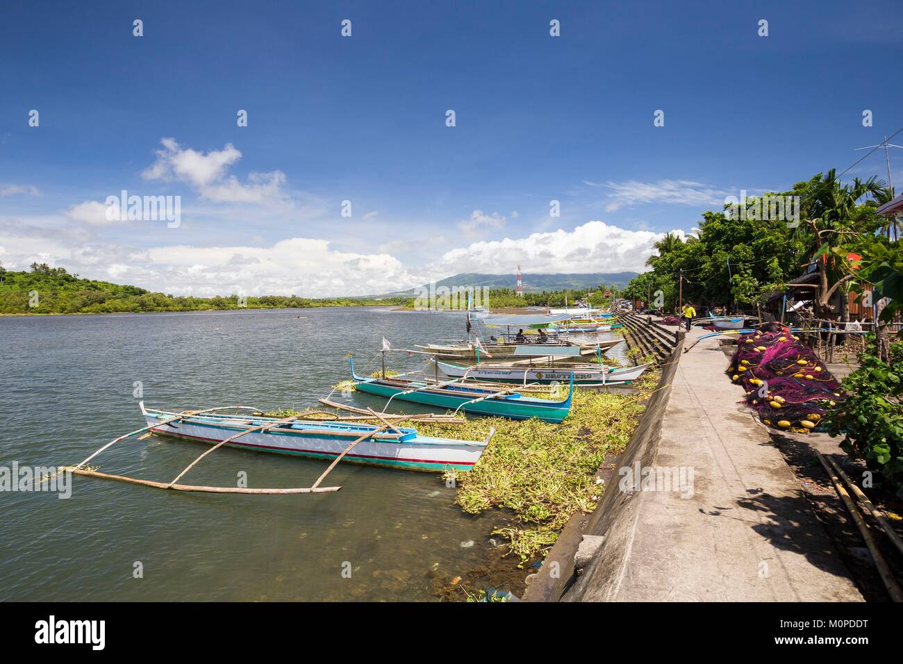 Philippinen, Luzon, Camarines Sur Provinz, Sagnay, Nato Fischerdorf, Fischerboote Stockfoto