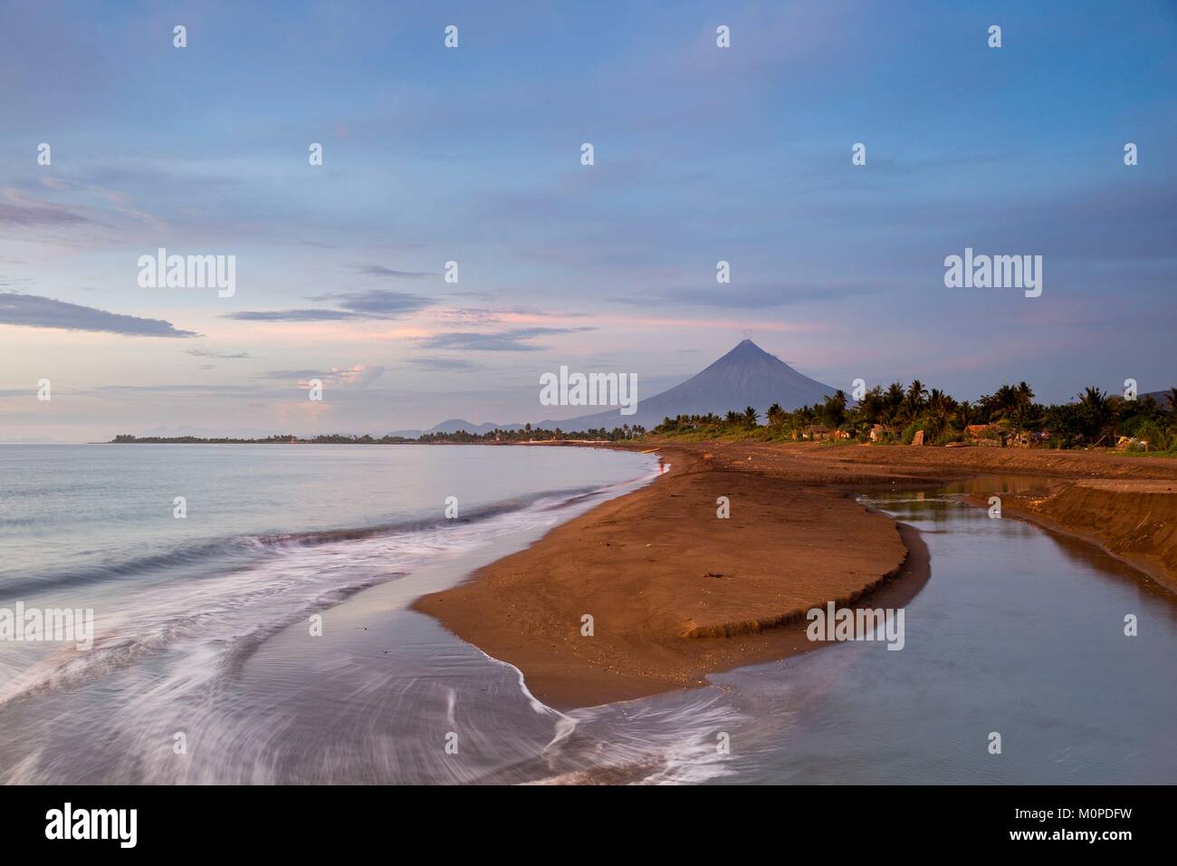 Philippinen, Luzon, Provinz Albay, Tiwi, Sonnenaufgang am Strand mit Mayon Vulkan in Boden zurück Stockfoto